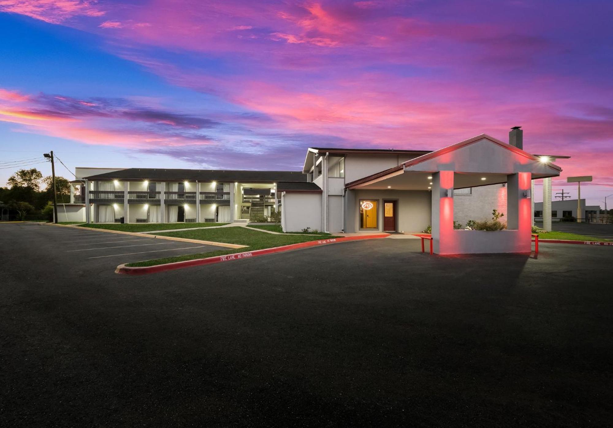 Red Roof Inn Madisonville Exterior photo